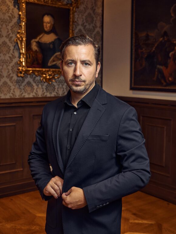 Muž v elegantnom obleku.