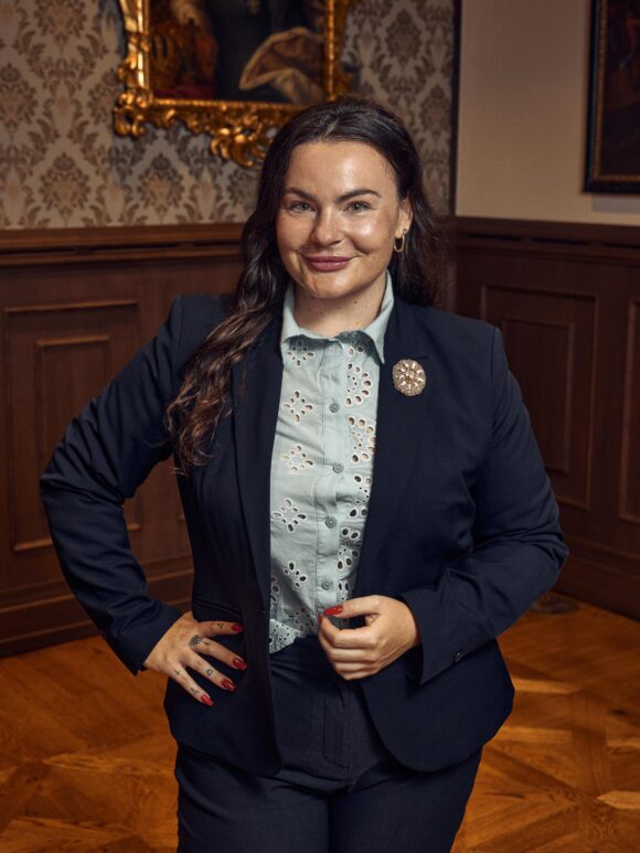 Žena v elegantnom oblečení.