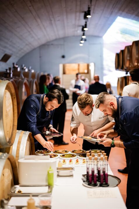 Ľudia ochutnávajú víno a jedlo.