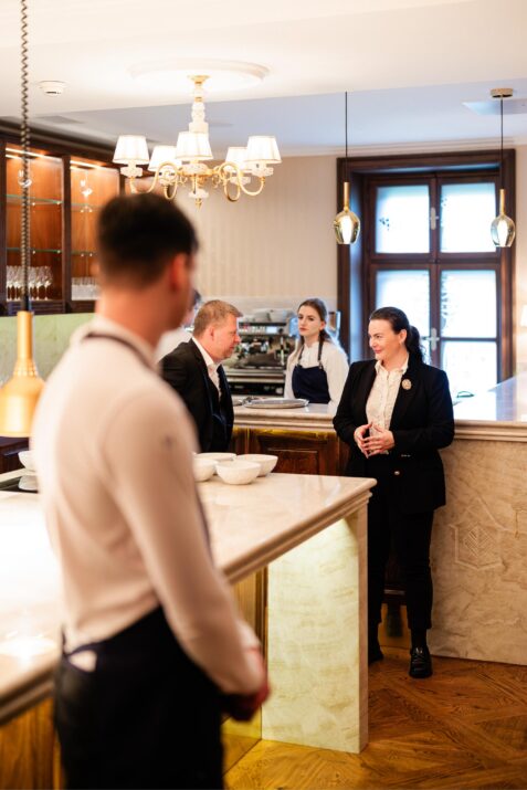 Interiér reštaurácie s personálom.