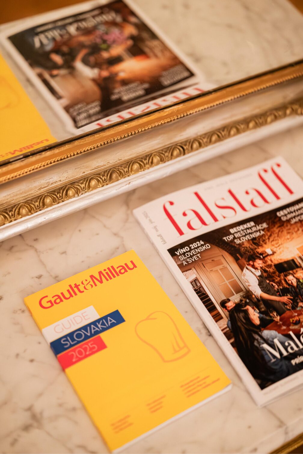 Knihy o gastronómii a kultúre.