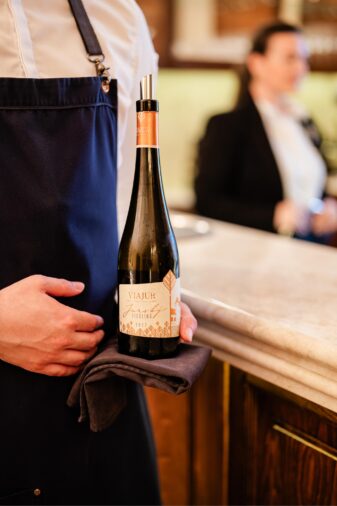 Servírovanie vína v elegantnej reštaurácii.