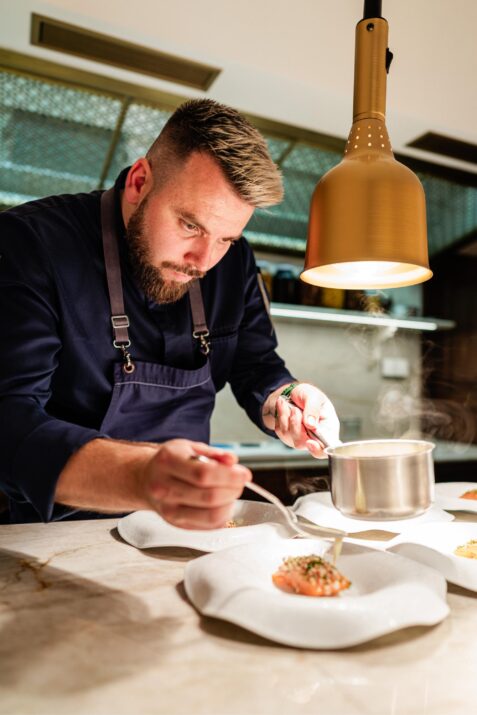 Kuchár pripravuje jedlo s parou.