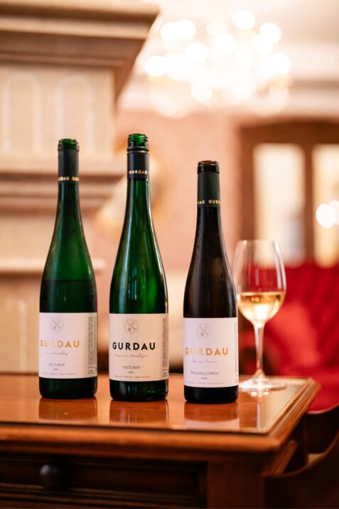 Fľaše vína na drevenom stole.