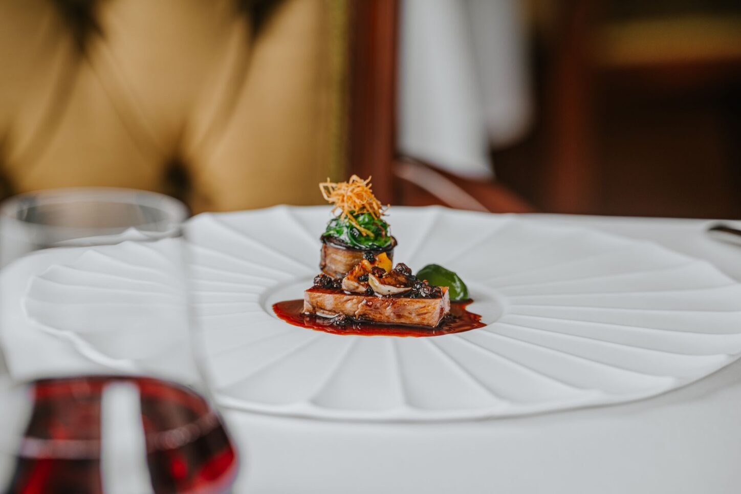 Gurmánske jedlo na bielom tanieri