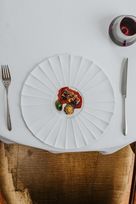 Elegantný tanier s jedlom a vínom.