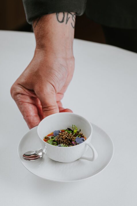 Ručne podávaný malý tanierik s jedlom