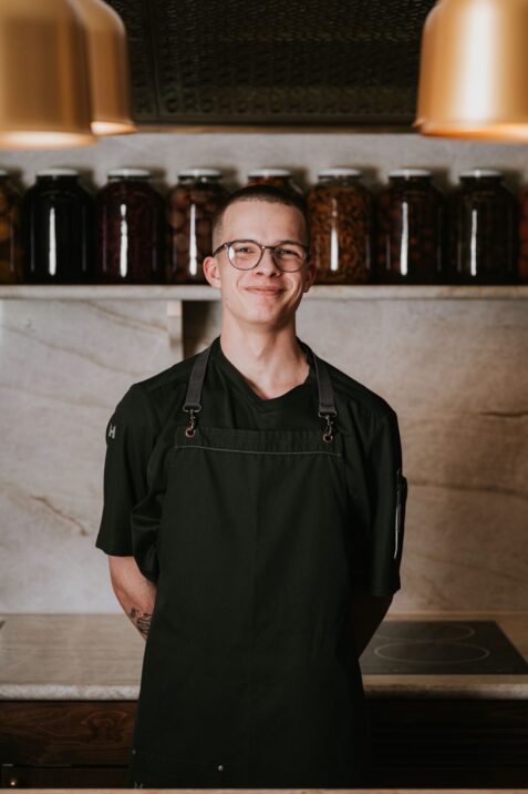 Šéfkuchár v čiernej zástere.