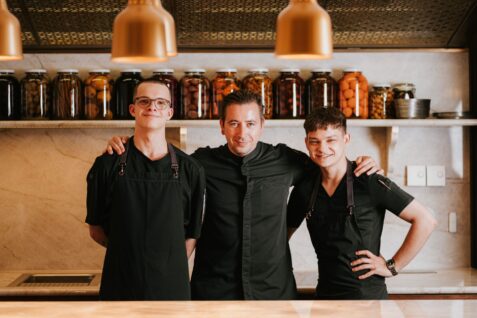 Traja kuchári v reštaurácii.