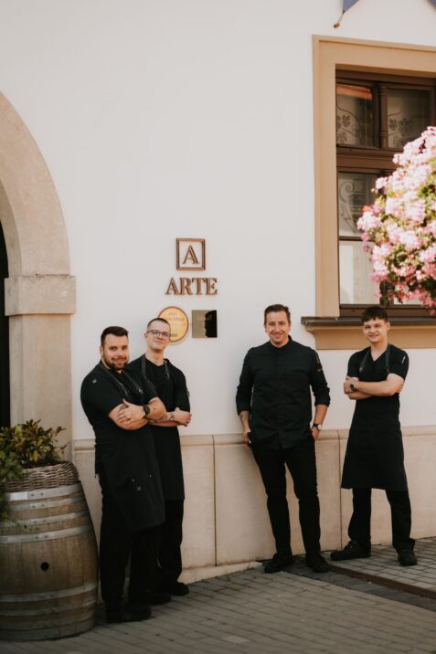 Štyria muži pred reštauráciou Arte.