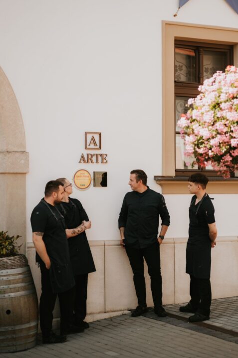 Štyria kuchári pred reštauráciou ARTE.