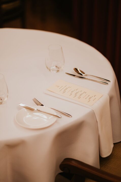 Elegantný stôl s jedálnym lístkom