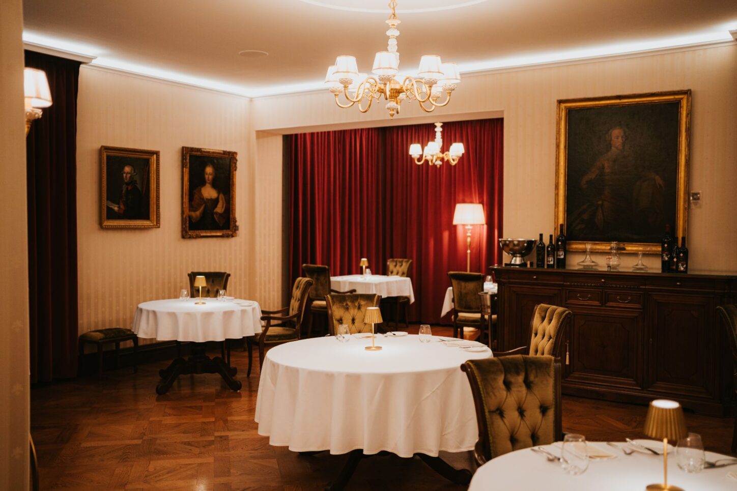 Elegantná reštaurácia s bielymi stolmi.