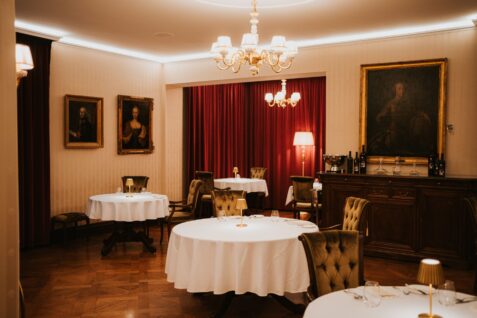 Der gedeckte Saal des ARTE-Restaurants im Schloss Pálffy in Svätý Jur