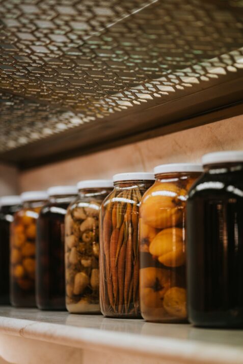 Sklenené nádoby s konzervovanou zeleninou.