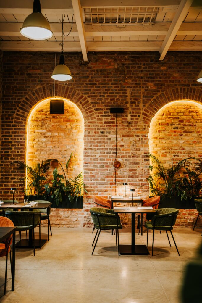 Moderná reštaurácia s teplým osvetlením.