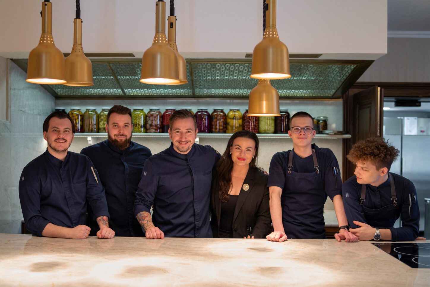 Tím kuchárov pri pracovnom stole.