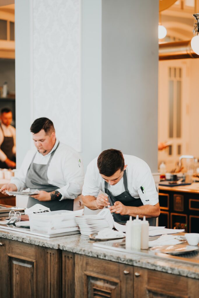 Kuchári pripravujú jedlo v reštaurácii.