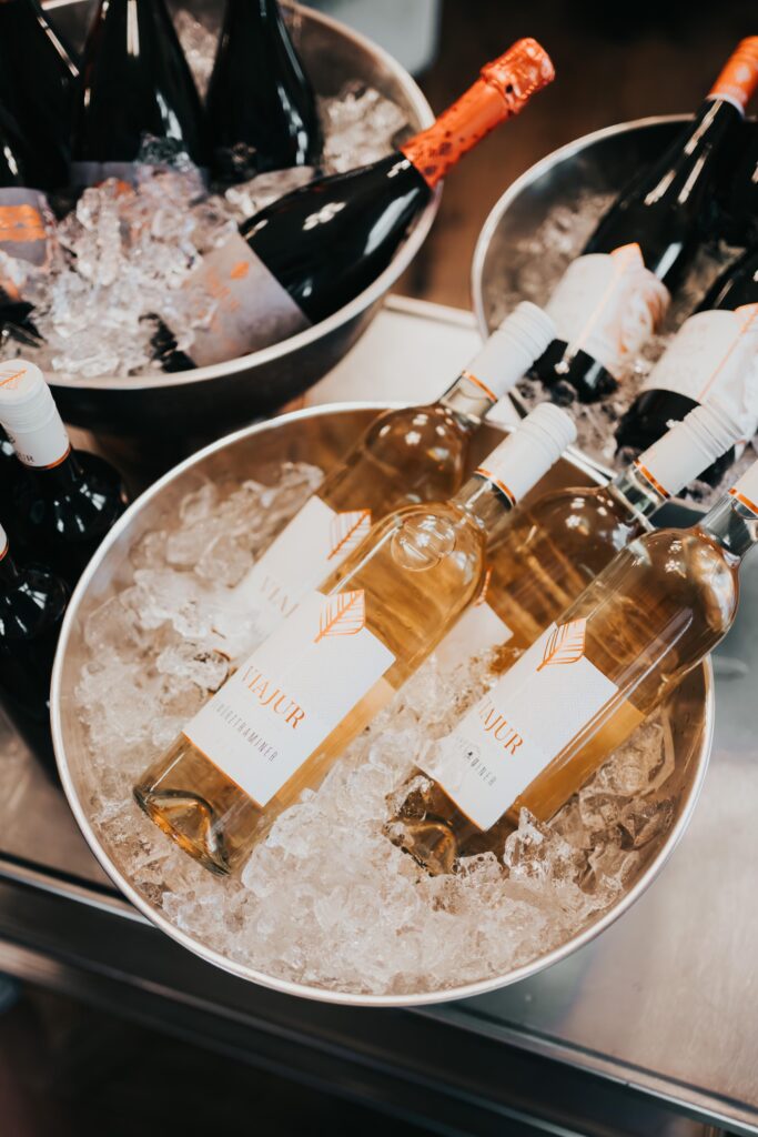 Fľaše vína v ľade na stole