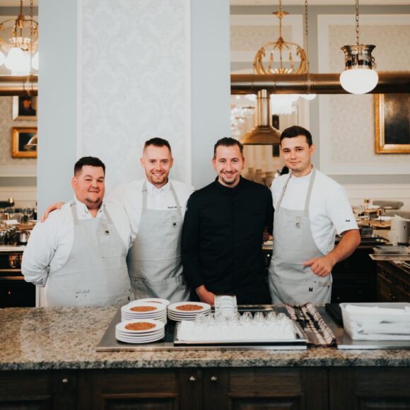 Štyria kuchári v reštaurácii.