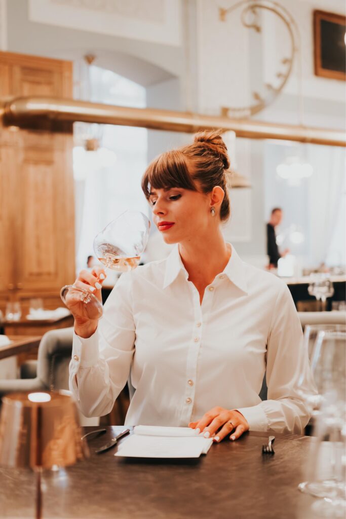 Žena s pohárom vína v reštaurácii.