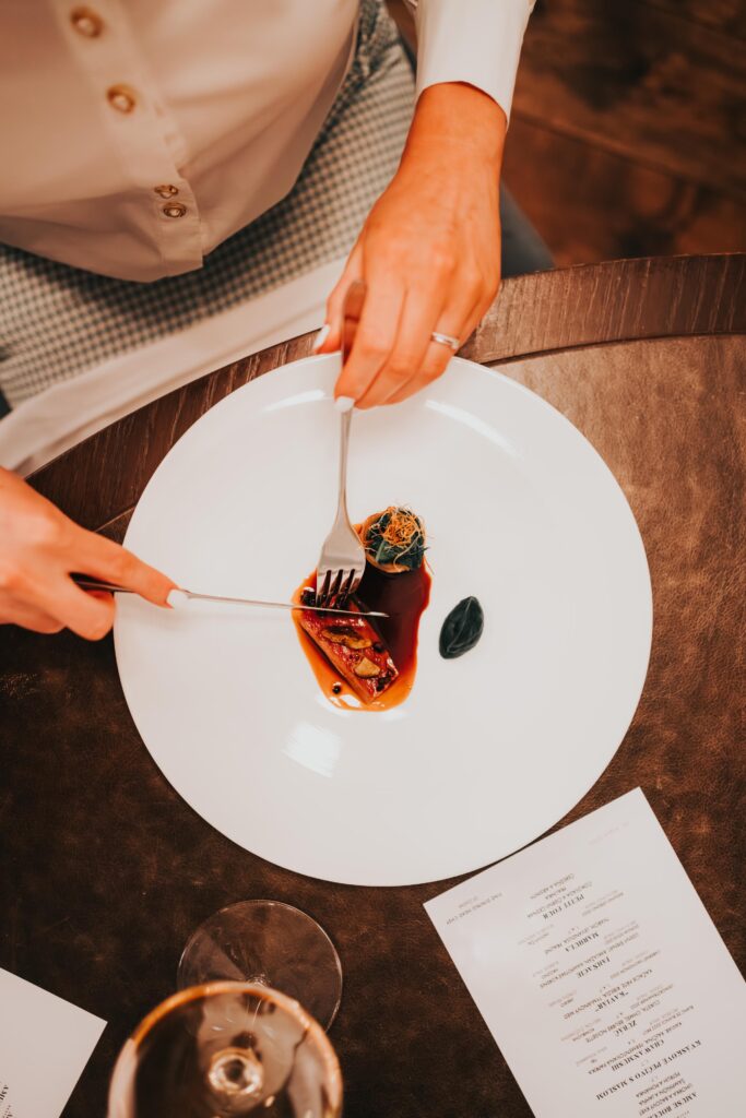 Elegantné jedlo na tanieri s príborom