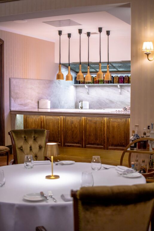 Elegantná reštaurácia s moderným interiérom.