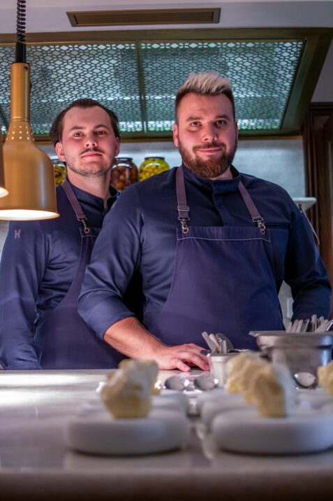 Dva kuchári pri varení dezertu.