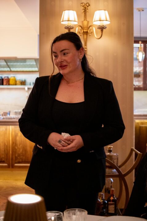 Žena v čiernom oblečení