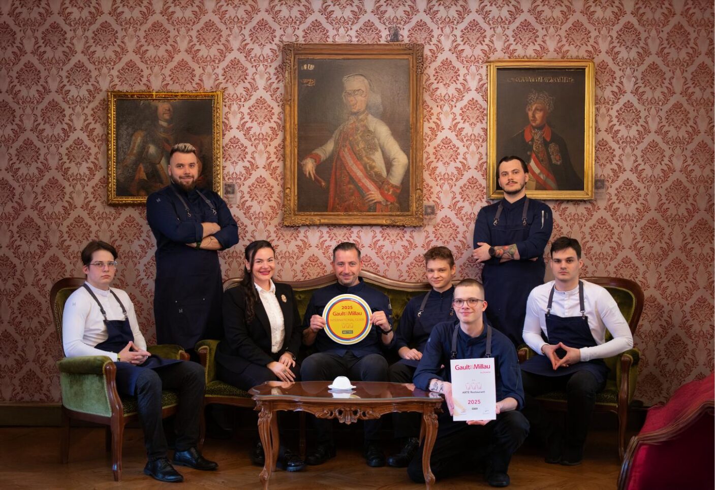 Skupina ľudí v elegantnom prostredí.