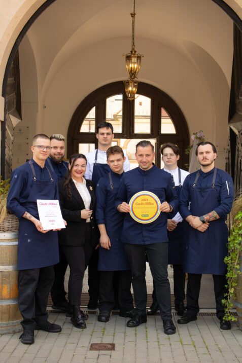 Tím zamestnancov pred reštauráciou.