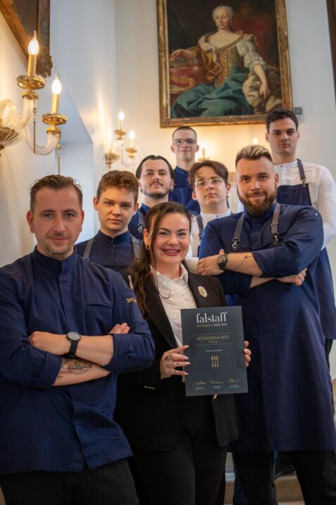 Tím zamestnancov s ocenením.