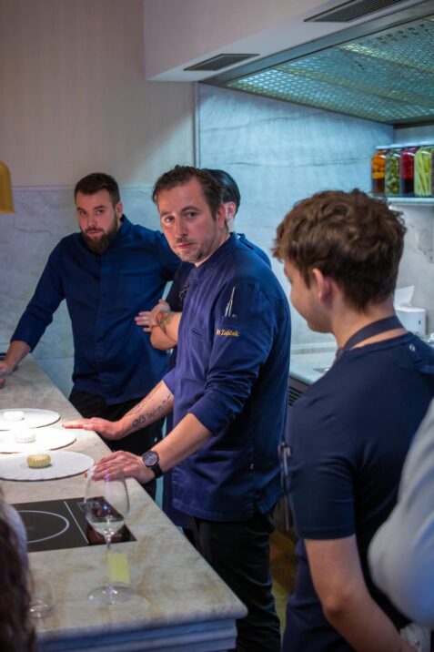 Kuchár vysvetľuje recept na jedlo.