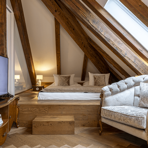 Podkrovný apartmán s drevenými trámami