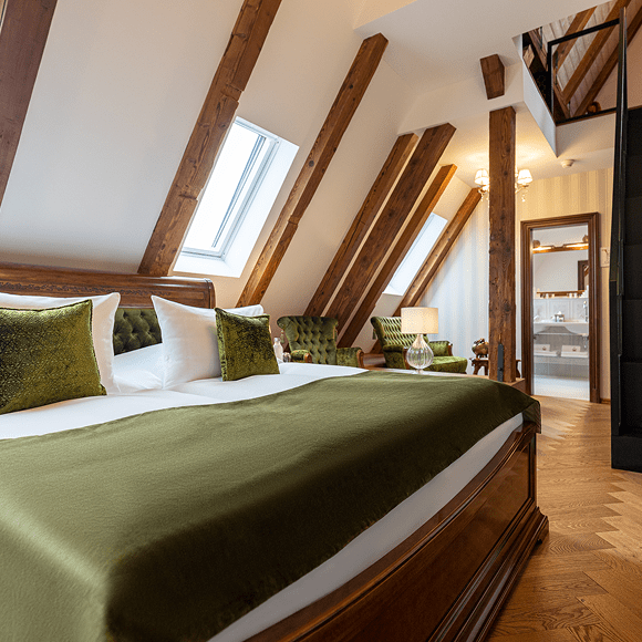 Luxusná spálňa s drevenými trámy