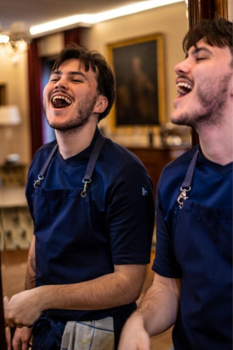 Dvaja muži v kuchynskom prostredí.