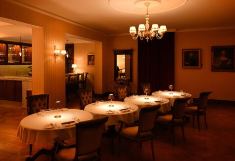 Elegantná reštaurácia s romantickou atmosférou.