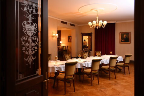 Elegantná jedáleň s osvetlením.