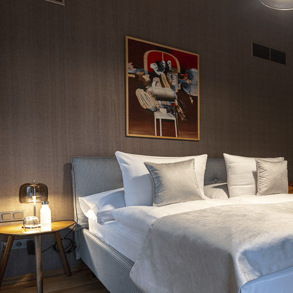 Moderná spálňa s elegantným nábytkom