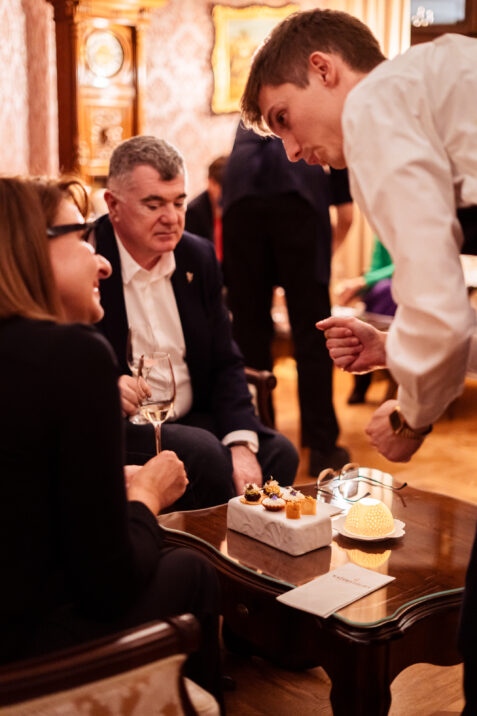 Elegantná večera s dezertmi a vínom.