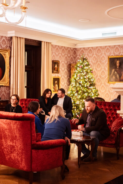 Príjemná atmosféra pri vianočnom stromčeku.