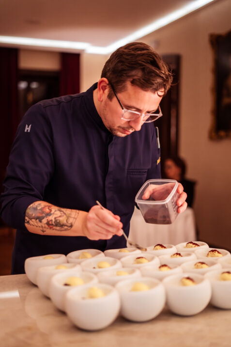 Kuchár pripravuje dezerty na tanieri.