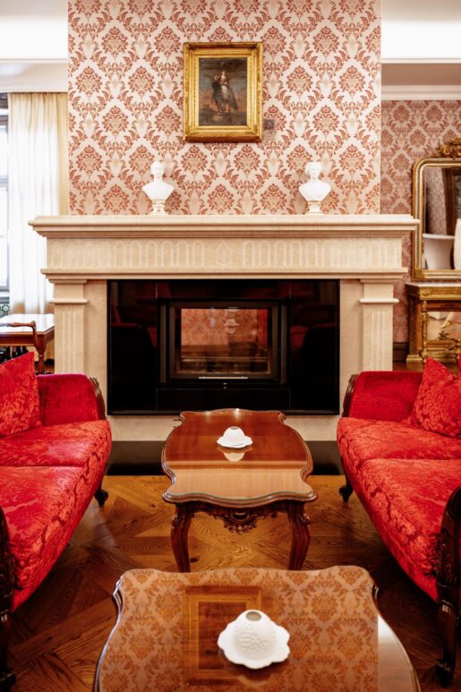 Elegantný obývací priestor s krbom.